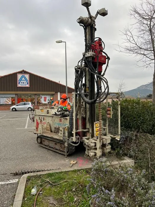 Sondage à la tarière pour prélèvement de sol et analyse d'agressivité du sol sur le béton à La Crau, Lyon, AESF